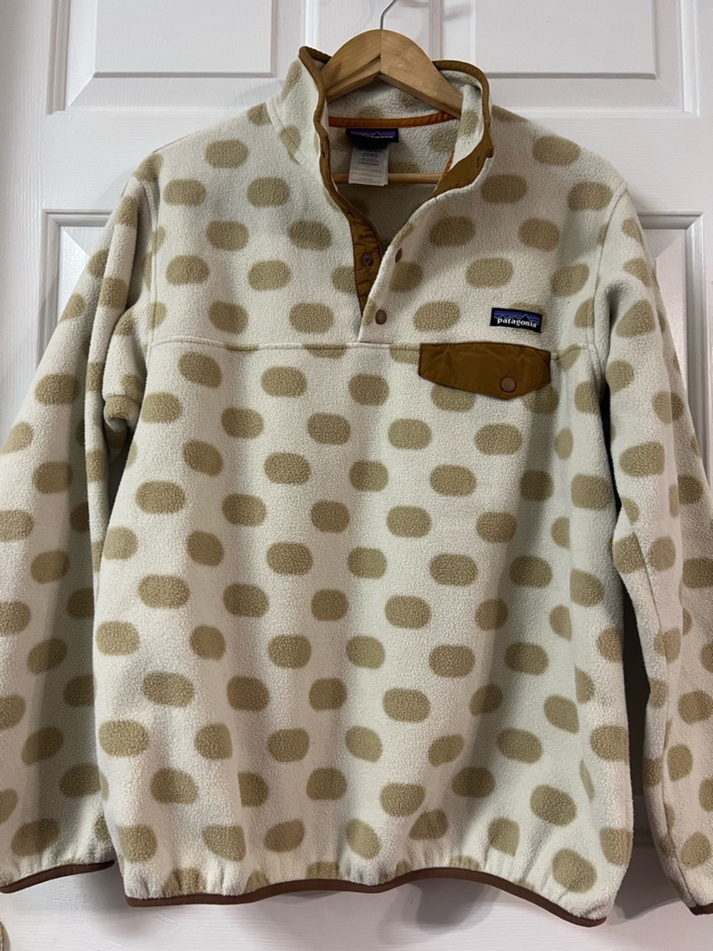 Patagonia Cream and Tan Polka Dot Fleece Synchilla Pullover